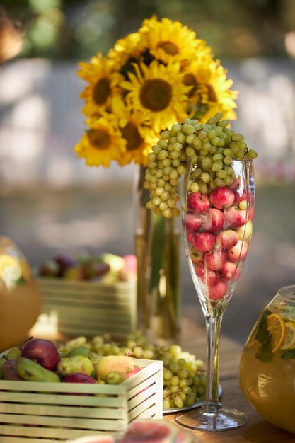 decorazioni festive per la tavola a una festa estiva fiori in un vaso di frutta e verdura