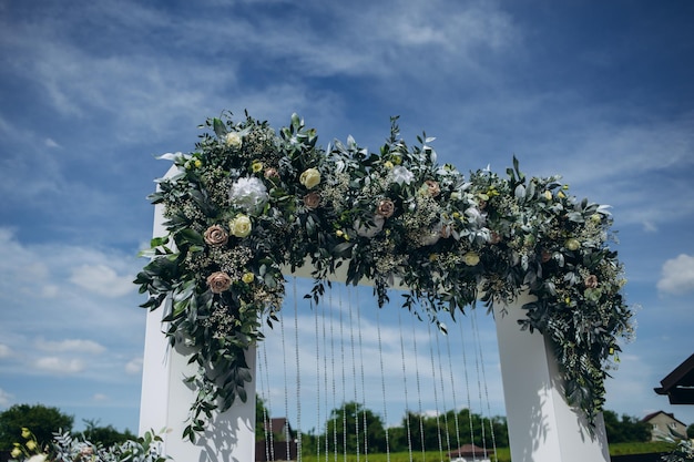 Decorazioni floreali fresche per la cerimonia di matrimonio