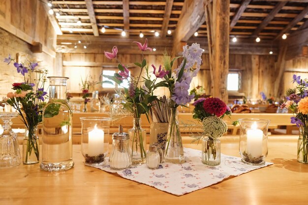 Decorazioni floreali per un tavolo di nozze in un ristorante rustico