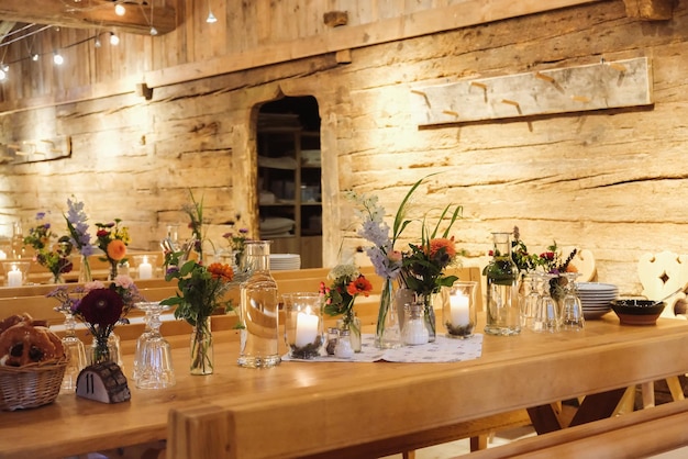 Decorazioni floreali per un tavolo di nozze in un ristorante rustico