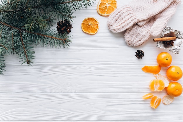 Decorazioni invernali e cibo su fondo in legno.