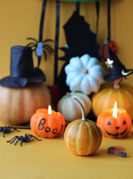 Decorazioni mistiche di Halloween candele accese su uno sfondo luminoso