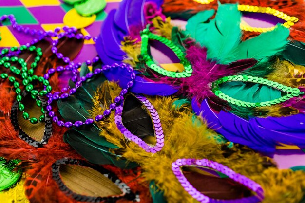 Decorazioni multicolori per la festa del Mardi Gras sul tavolo.