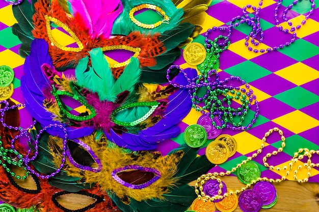 Decorazioni multicolori per la festa del Mardi Gras sul tavolo.