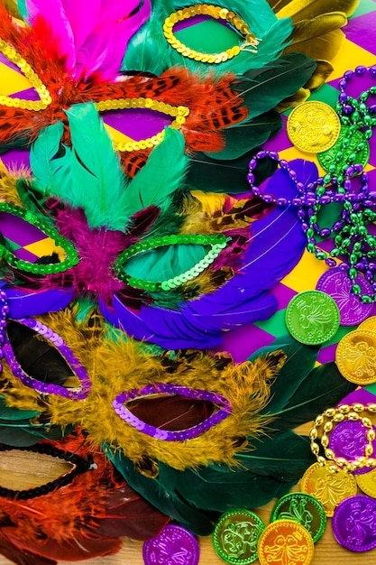 Decorazioni multicolori per la festa del Mardi Gras sul tavolo.