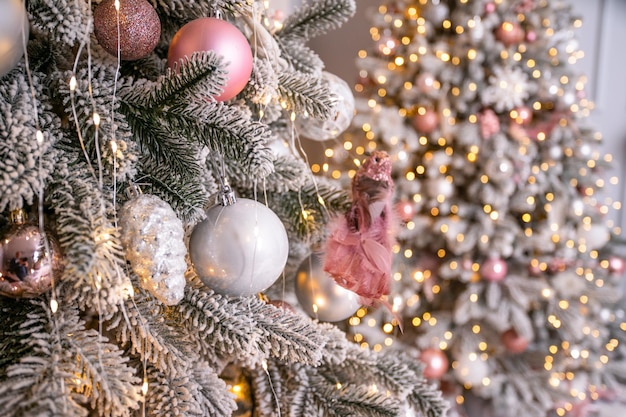 Decorazioni natalizie a casa giocattoli regali vacanze in inverno