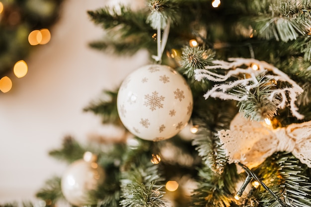 Decorazioni natalizie a casa. Luci di Capodanno, giocattolo, ghirlanda e albero Noel