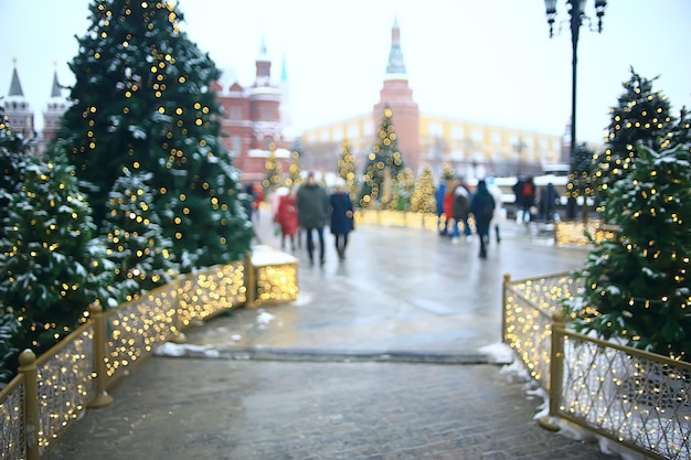 Decorazioni natalizie a Mosca, alberi di Natale per strada, dicembre nevoso, stagione capodanno