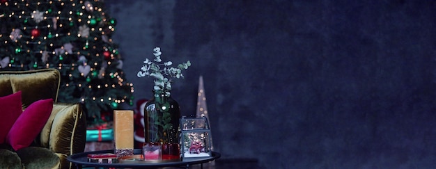 Decorazioni natalizie accoglienti per la casa Divano luminoso con cuscini colorati albero di Natale decorato e decorazioni natalizie sul tavolo Banner extra largo Spazio per la copia