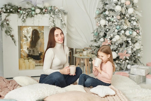 Decorazioni natalizie albero di Natale vintage e regali Accogliente mattina d'inverno