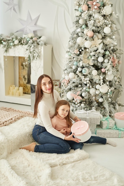 Decorazioni natalizie albero di Natale vintage e regali Accogliente mattina d'inverno