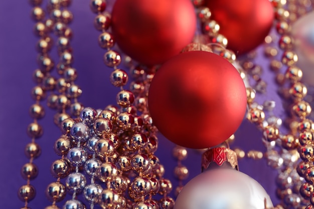 Decorazioni natalizie alla moda su sfondo colorato, primo piano