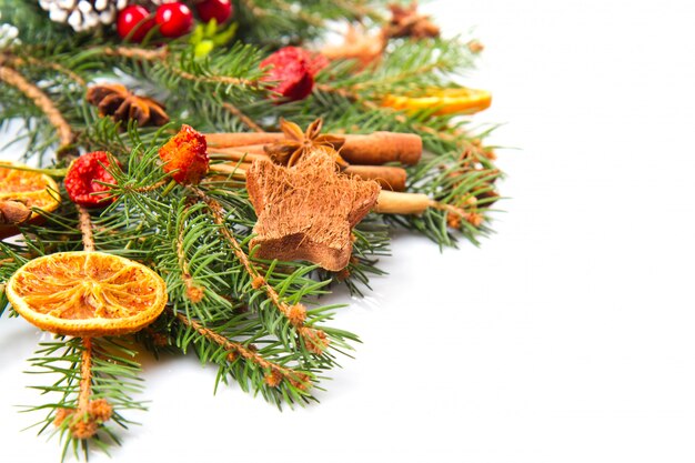 Decorazioni natalizie, arancio, anice stellato e cannella