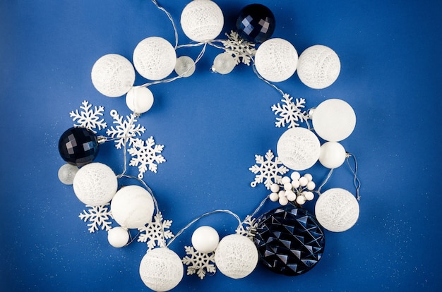 Decorazioni natalizie baubles rami di abete su modello blu vacanza invernale mockup concept
