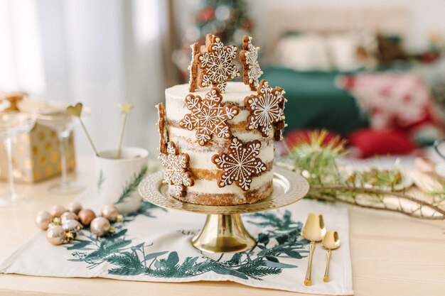 Decorazioni natalizie classiche per la cucina. Torta nuda bianca di Natale con stelle di biscotti di pan di zenzero