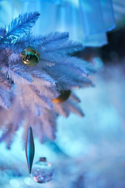 Decorazioni natalizie colorate appese all'albero di Natale bianco. albero di Natale bianco.