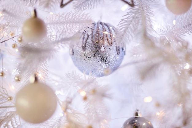 Decorazioni natalizie colorate appese all'albero di Natale bianco. albero di Natale bianco.