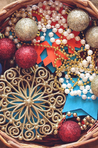 Decorazioni natalizie come sfondo festivo perline di capodanno fiocchi di neve e palline lucide