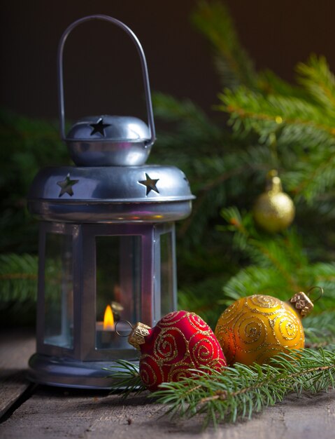 Decorazioni natalizie con bokeh al tavolo di legno