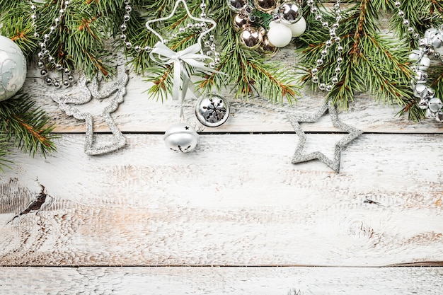 Decorazioni natalizie con rami di abete e decorazioni