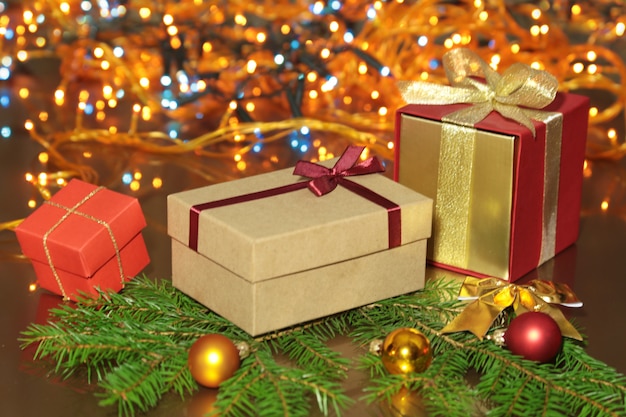 Decorazioni natalizie con scatole regalo, candele rosse, albero di natale e palline colorate. Messa a fuoco selettiva.