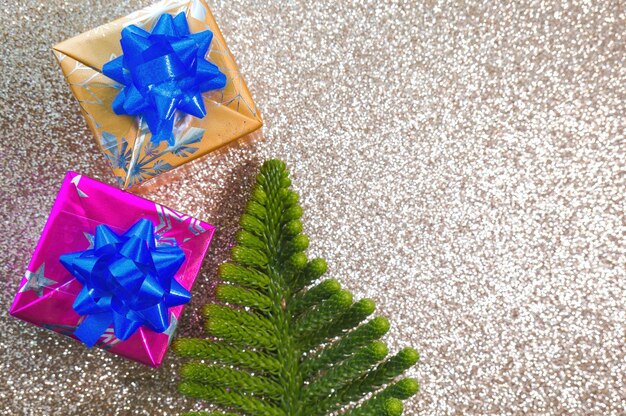 Decorazioni natalizie con sfere regali e aghi di pino con spazio per testo e sfondo lucido
