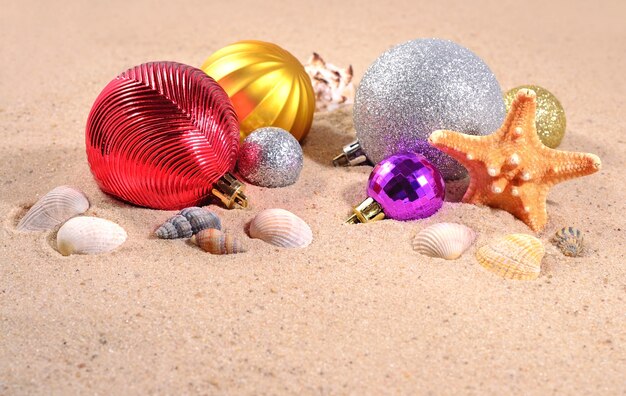 Decorazioni natalizie, conchiglie e stelle marine su una spiaggia di sabbia