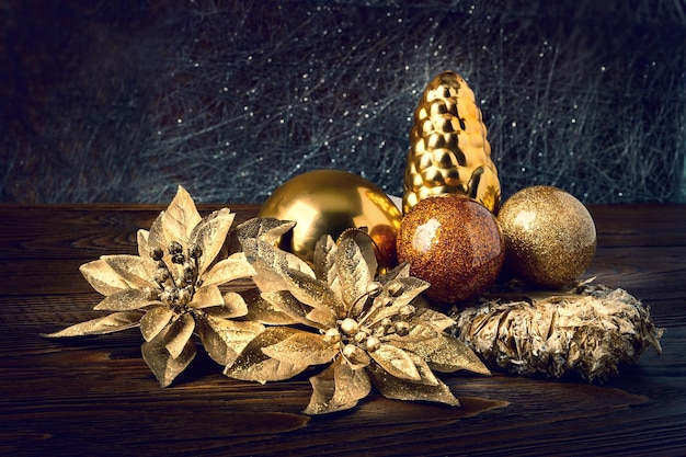 Decorazioni natalizie Decorazioni di Capodanno su uno sfondo di legno scuro Palle di ghirlande e giocattoli