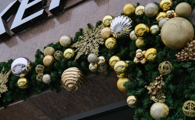 Decorazioni natalizie della città Rami di abete decorati con palline dorate