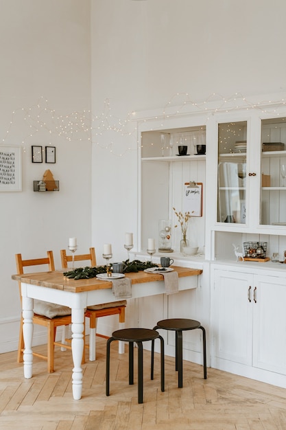 Decorazioni natalizie della sala da pranzo in colori vivaci.