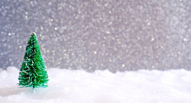 Decorazioni natalizie di Natale con un piccolo regalo fatto a mano in una coperta di neve