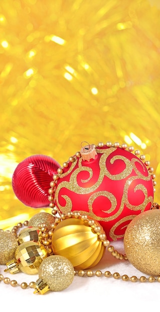 Decorazioni natalizie dorate e rosse su sfondo bokeh