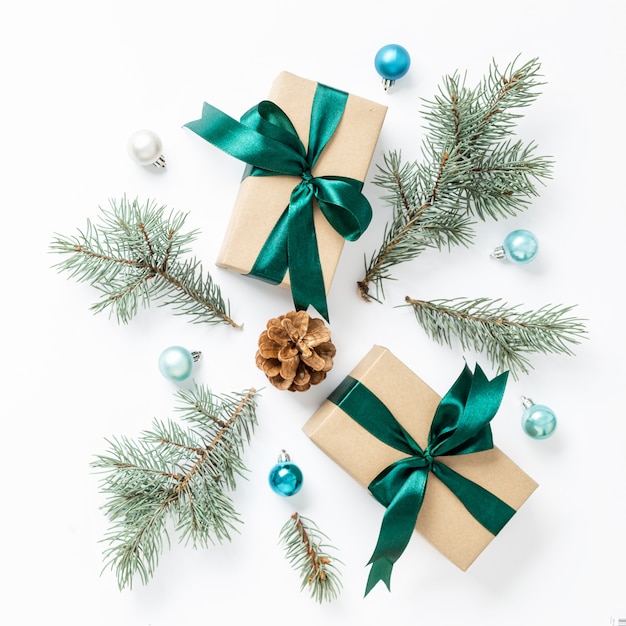 Decorazioni natalizie e confezione regalo isolati