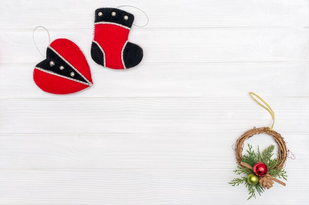 Decorazioni natalizie e di Capodanno realizzate con cornice ad angolo con ornamenti di Capodanno