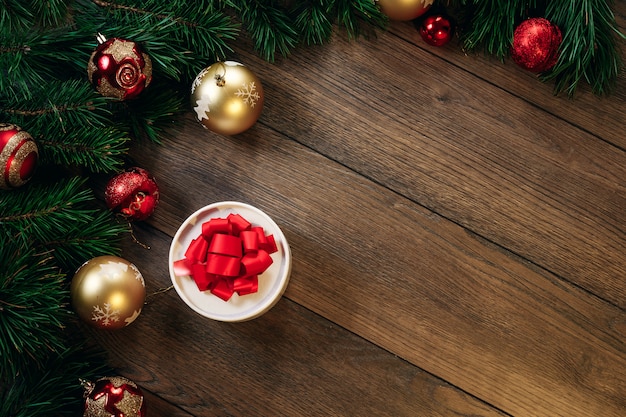 Decorazioni natalizie e regali, rami di pino su un tavolo di legno. Vacanze di natale. copyspace. Vista dall'alto