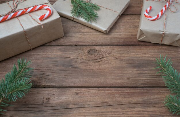 Decorazioni natalizie e scatole regalo su fondo di legno. Spazio per il testo.