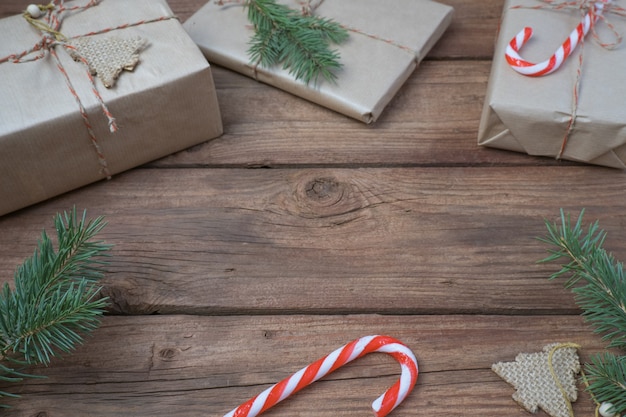 Decorazioni natalizie e scatole regalo su fondo di legno. Spazio per il testo.