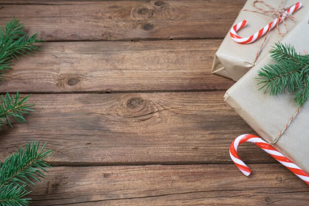 Decorazioni natalizie e scatole regalo su fondo di legno. Spazio per il testo.