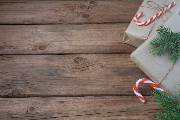 Decorazioni natalizie e scatole regalo su fondo di legno. Spazio per il testo.