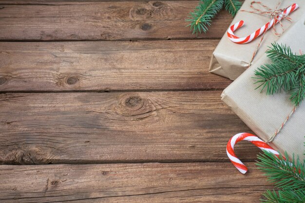 Decorazioni natalizie e scatole regalo su fondo di legno. Spazio per il testo.