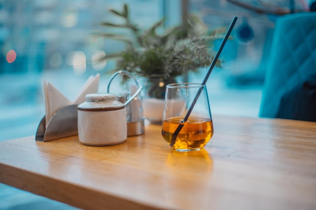 Decorazioni natalizie e un bicchiere con succo e una cannuccia su un tavolo in un caffè