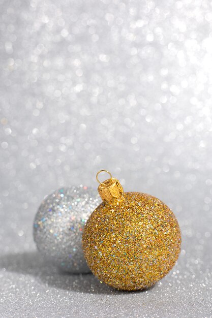 Decorazioni natalizie fatte di sfere d'oro e d'argento su sfondo sfocato lucido con spazio per testo, copia spazio, banner