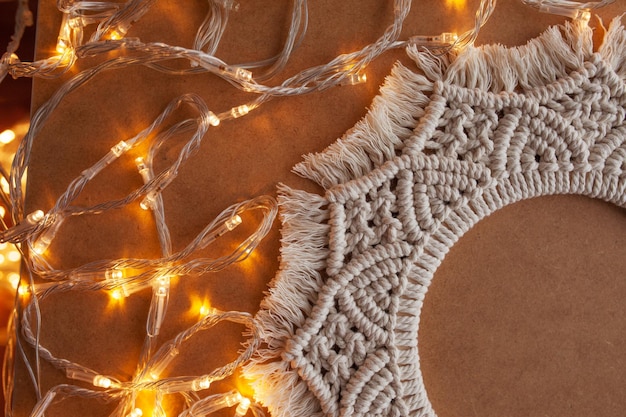 Decorazioni natalizie Ghirlanda di macramè per Natale e capodanno sullo sfondo di luci natalizie Filo di cotone naturale 100 Decorazioni ecologiche per la casa