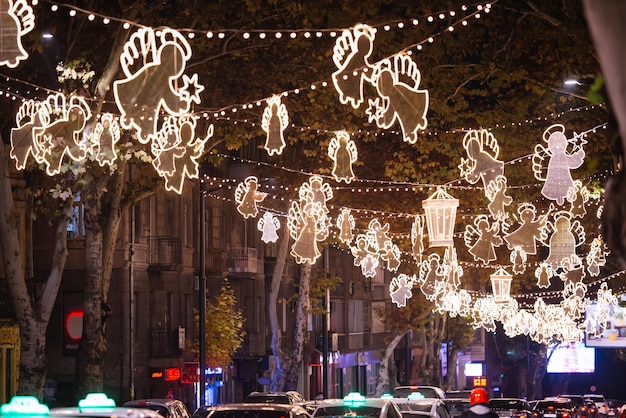 Decorazioni natalizie illuminate per strada