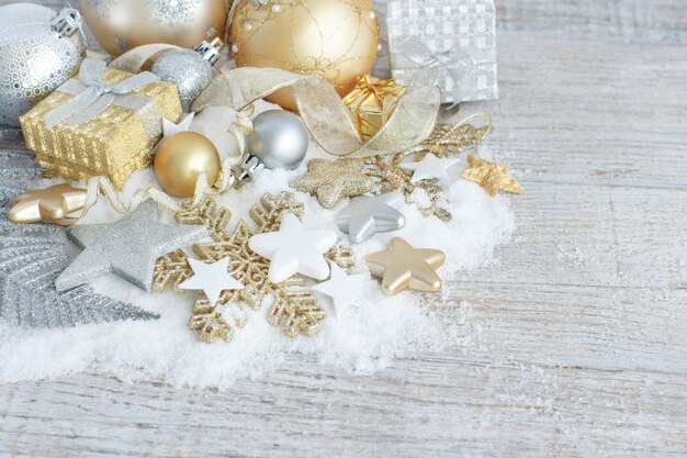 Decorazioni natalizie in argento e oro e scatole regalo