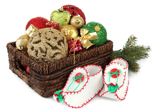 Decorazioni natalizie in cesto e scarpe isolate su bianco