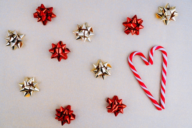 Decorazioni natalizie in colori rossi con nastro rosso e caramelle di Natale.