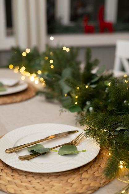 Decorazioni natalizie in cucina e allestimenti per la tavola. Cucina rustica a Natale. Dettagli della cucina scandinava in color oro. Cucina isola festiva