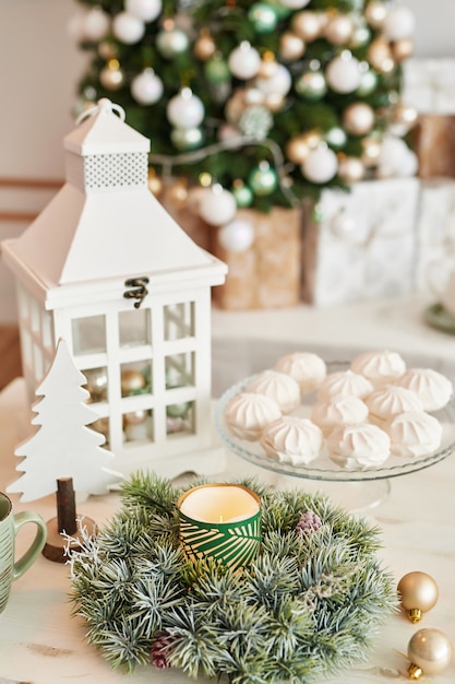 Decorazioni natalizie in cucina. Stoviglie di Natale. Utensili da cucina di Natale. Interni luminosi della cucina di Capodanno. Modello di carta di Capodanno.