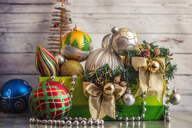 Decorazioni natalizie in scatola verde su legno chiaro